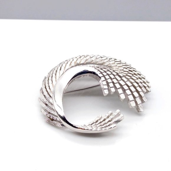 Crown Trifari Modernist Wave Brooch, Unique Textured Silver Tone Lapel Pin - Picture 3 of 4